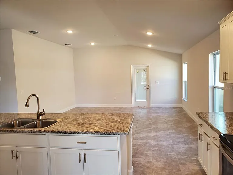 1138 Berry Ln — Photo 6