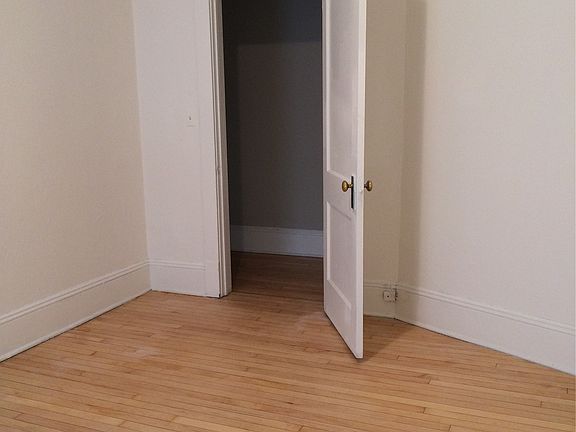 4th image of 2549 N Lake Dr