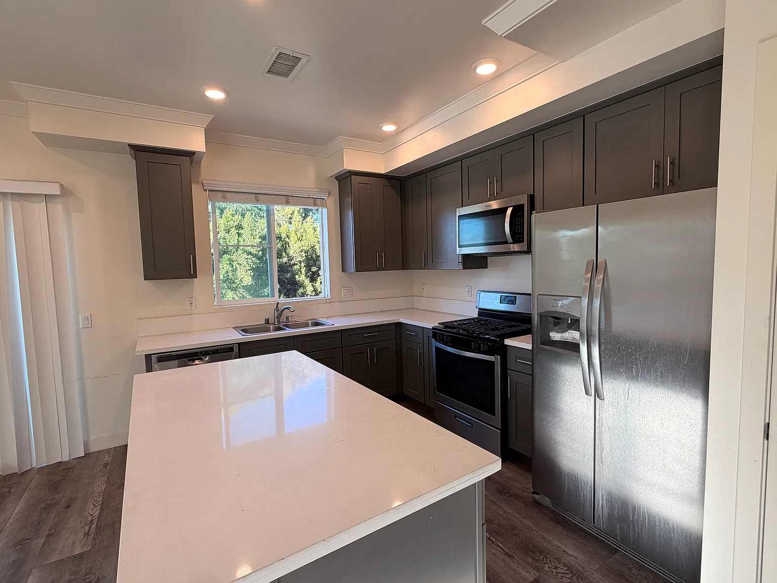 2 bed, 2.5 bath, 1150 sqft, $2,850 — Photo 2