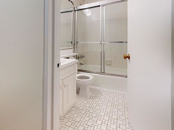 4th image of 365 W 52nd St APT 4D