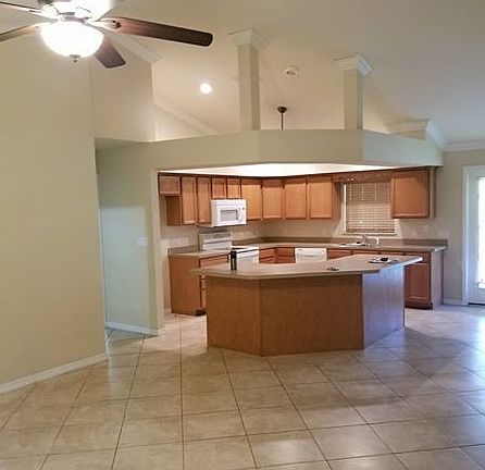 4th image of 860 Aleutian St NE
