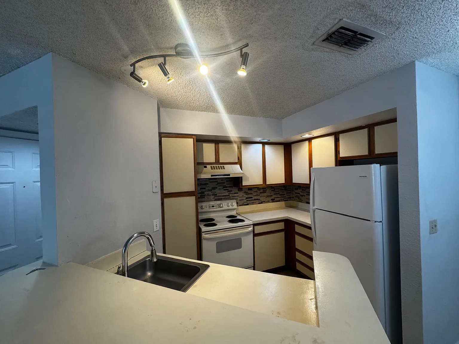 3360 Pinewalk Drive Unit 1324 Margate ( Jakadi Group Llc) Coral Key( - 1 — Photo 3