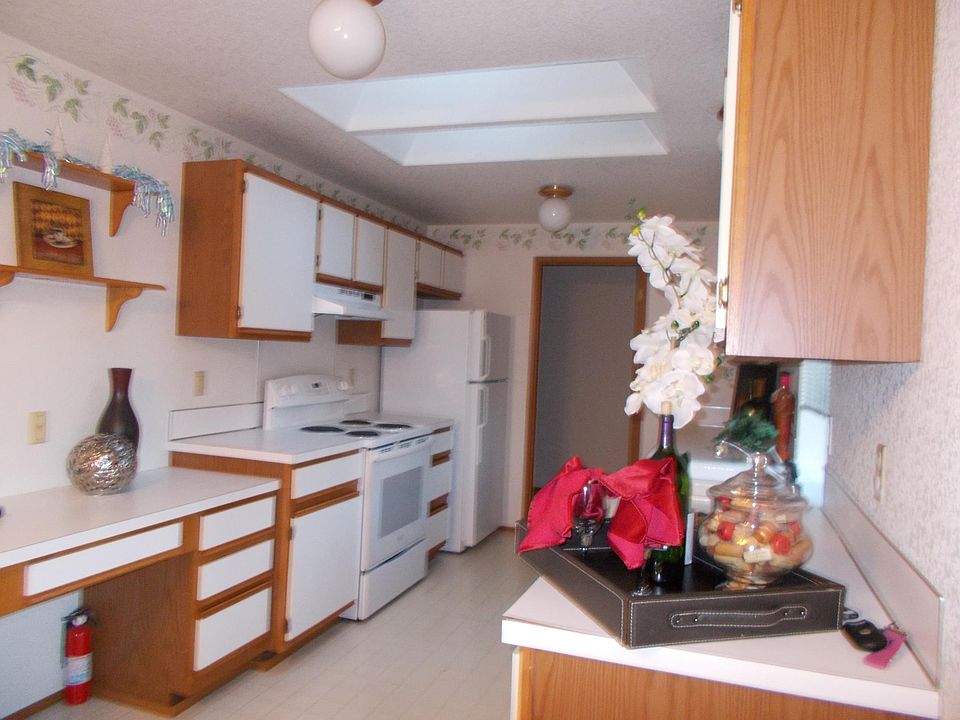 Kitchen (with built-in desk)