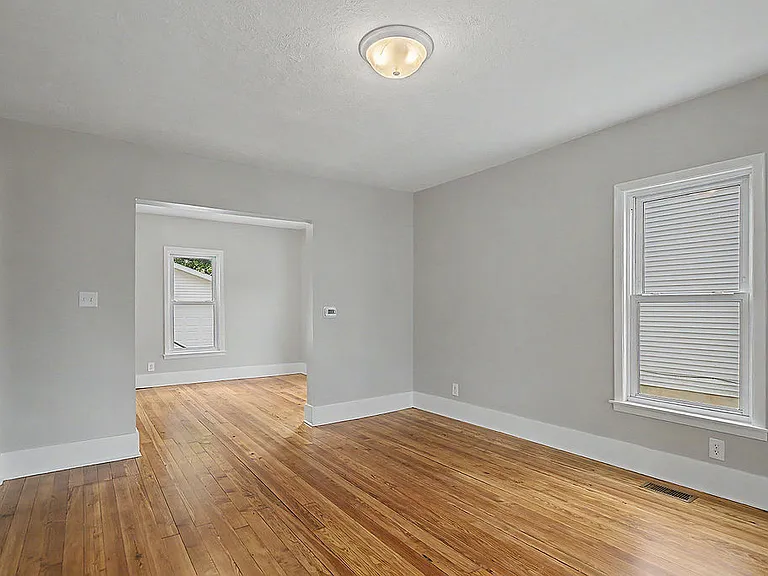 1340 Columbia Ave NE — Photo 16