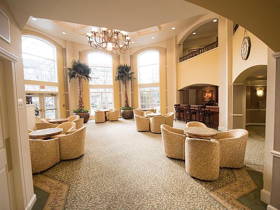 Lakeview Lounge