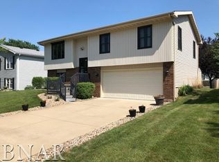 15 Cedar Ct, Bloomington, IL 61701