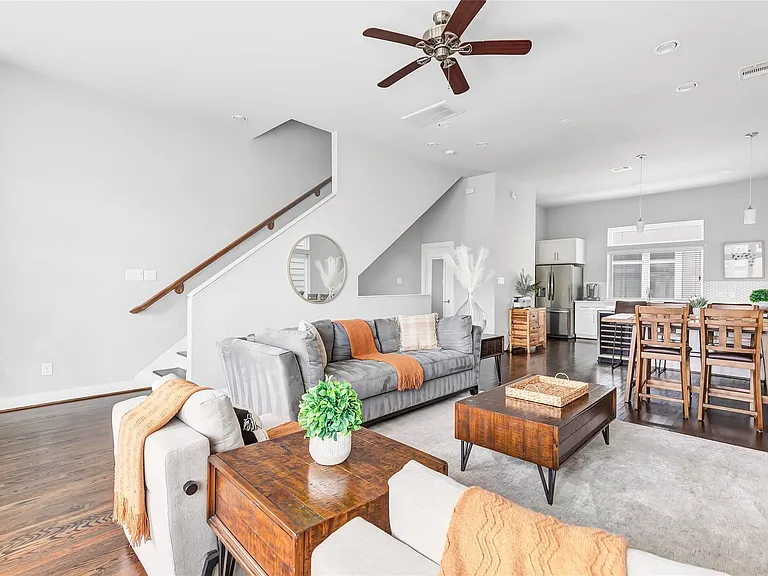 1310 Roberts St — Photo 6