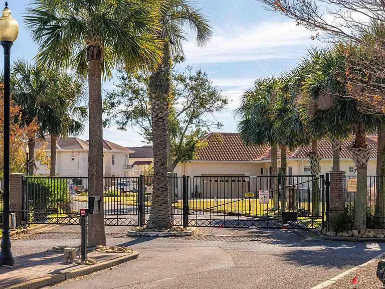 402 Port Royal Way — Photo 37