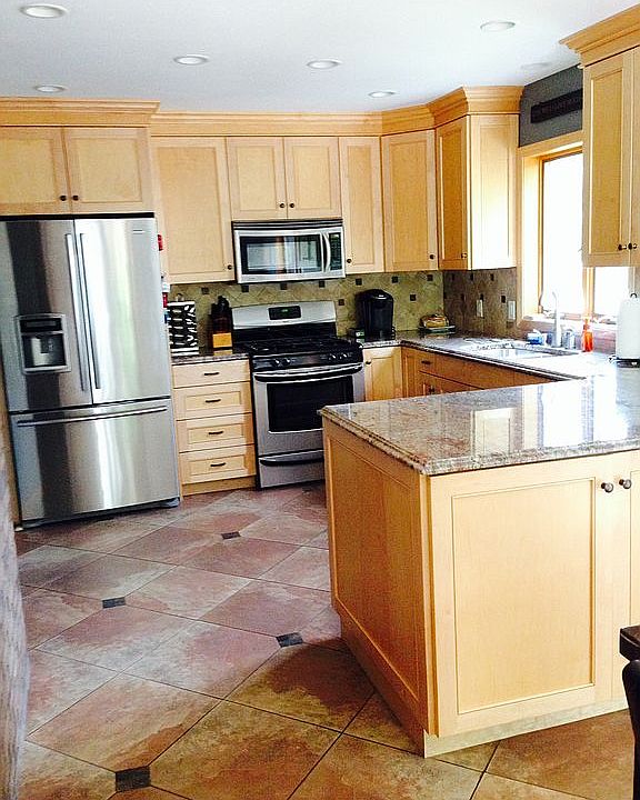 Kitchen w/ granite