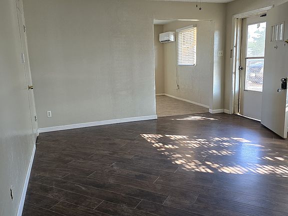 4th image of 306 S Sycamore Ave