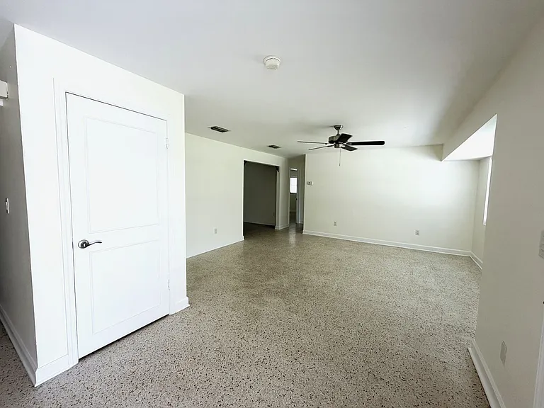 1637 S Mayfair Rd — Photo 3