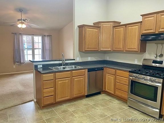 3rd image of 101 W Fairlane Ct