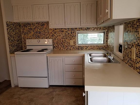 3rd image of 896 Poinsettia St
