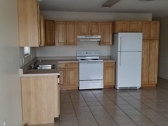 4th image of 327 Gloria St