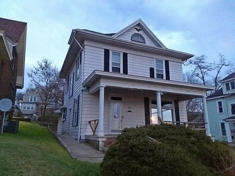 824 Riverview St photo 1