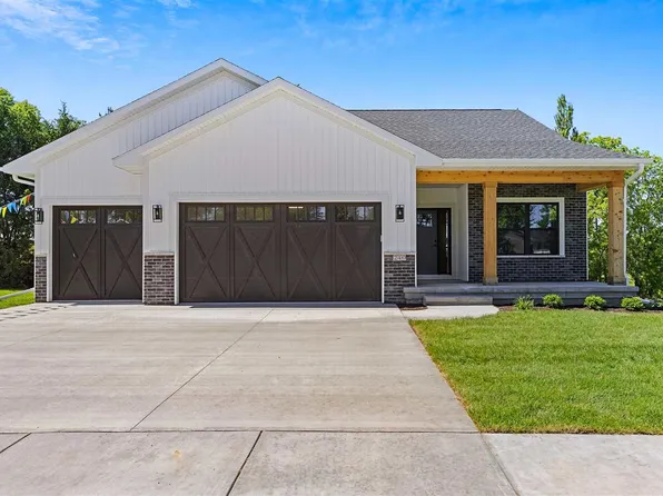 240 Pine Grove Ln, Iowa City, IA 52245