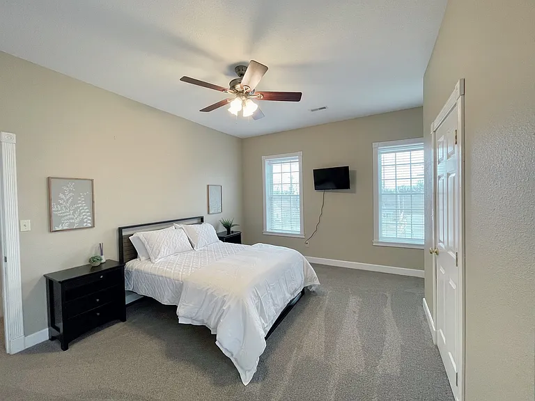 205 E Elm St — Photo 10