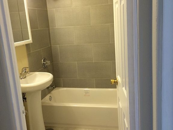 3rd image of 2036 W Foster Ave APT A4