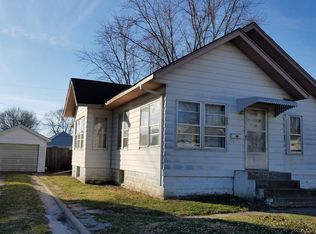116 Lincoln Ave, Flora, IL 62839