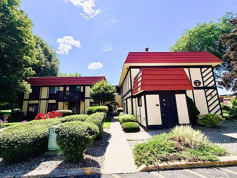 4 Loudon Dr #7 — Photo 1