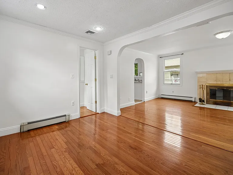 66 W Hobart Gap Rd — Photo 3