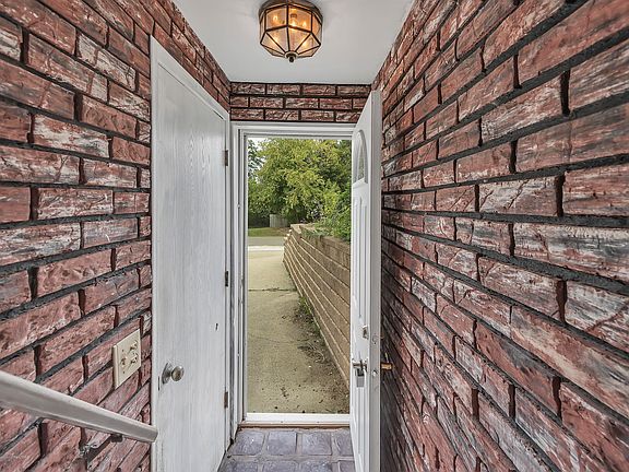 4th image of 4858 Hillcrest Ave