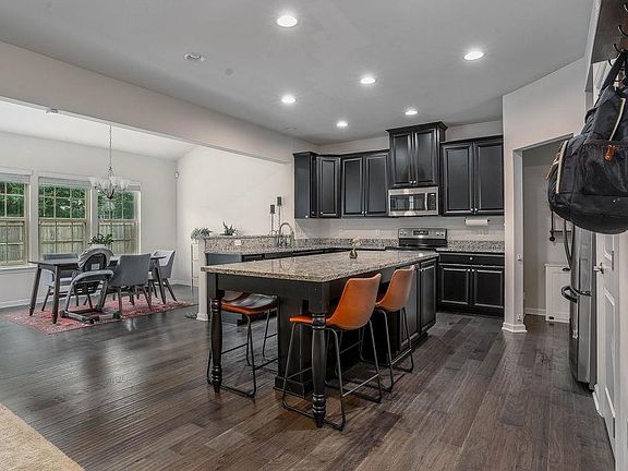 5th image of 705 Emerald Hill Ct