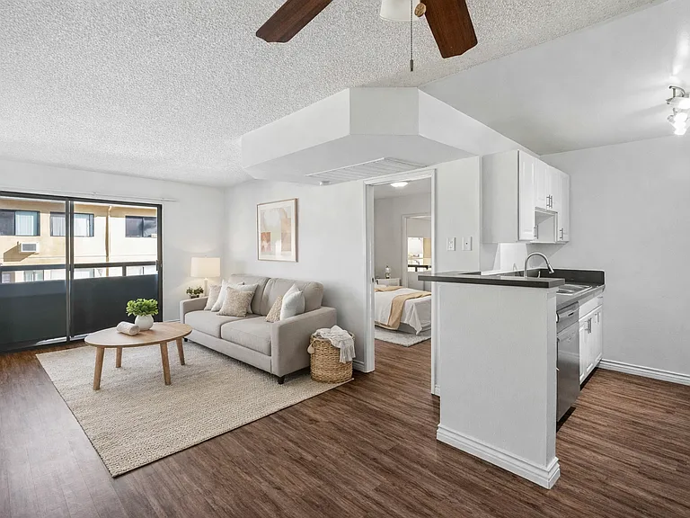 1725 Grismer Ave — Photo 1