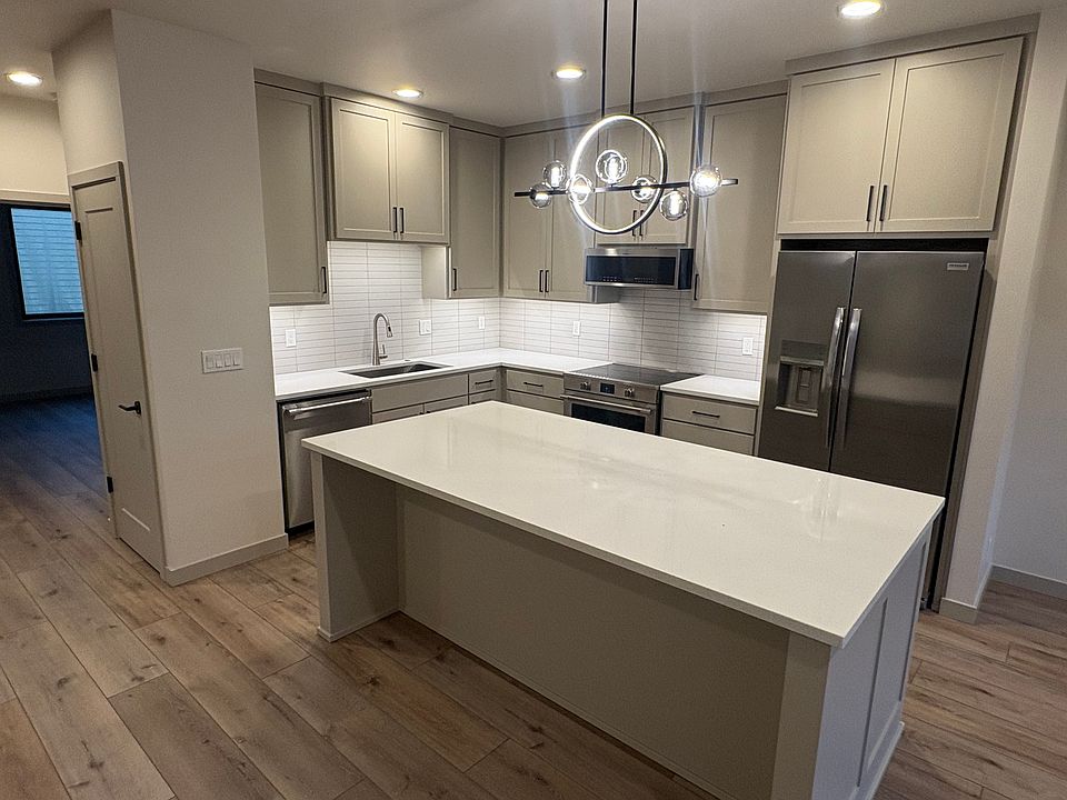 2nd image of 2864 Lord Byron Pl