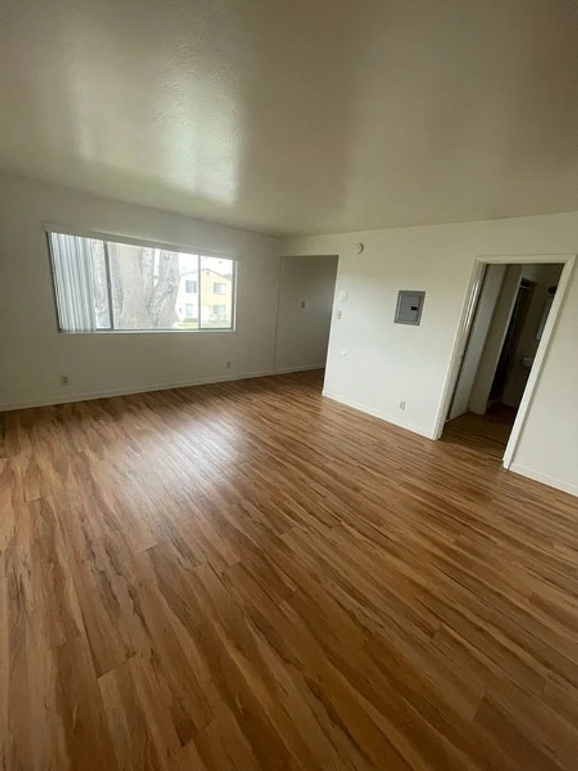 Coming Soon Light and airy upstairs studio! — Photo 3