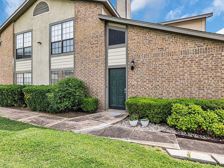 332 W Harwood Rd #B — Photo 3