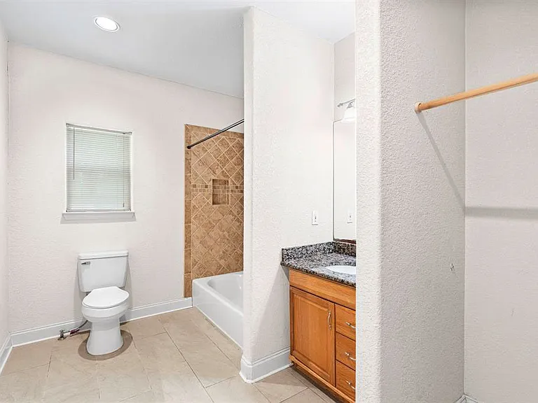 716 W 35th St #1 — Photo 8