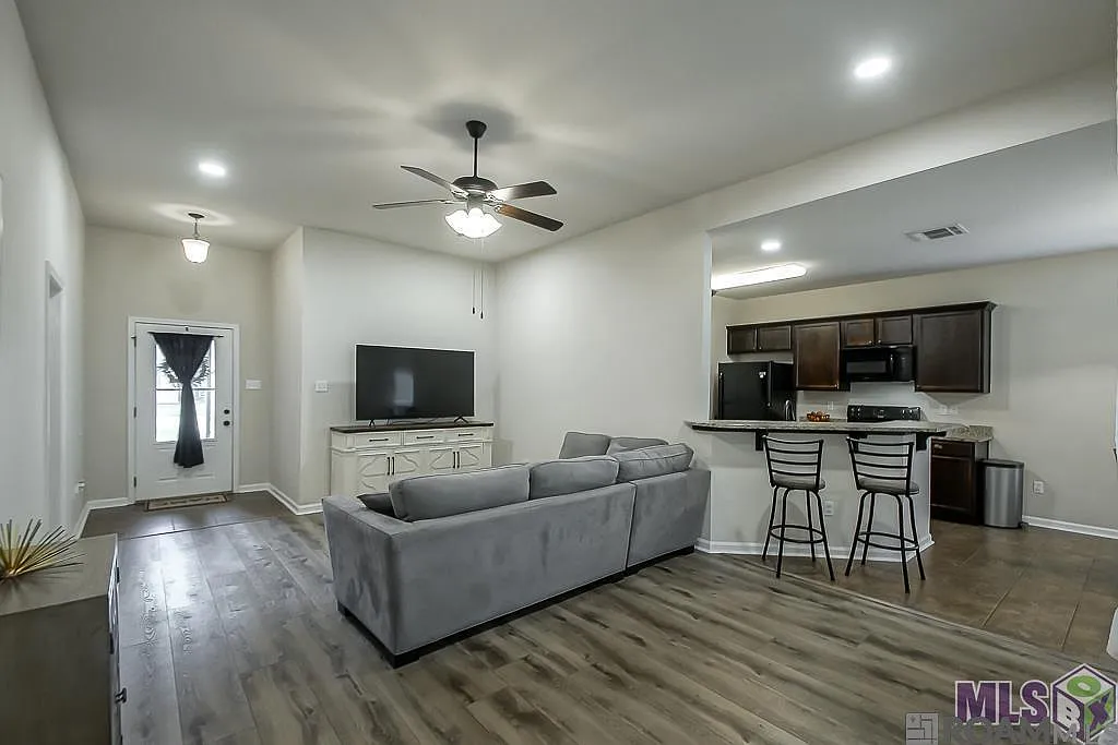 3 bed, 1445 sqft, $1,900 — Photo 4