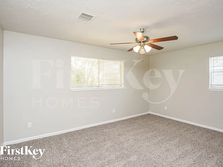 4909 Green Willow Ln — Photo 16