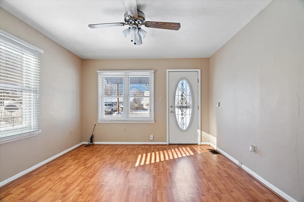 2 bed, 720 sqft, $800 — Photo 2