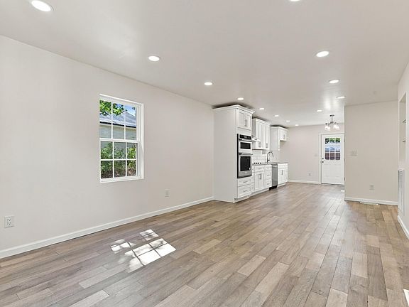 3rd image of 140 Simpson Ave