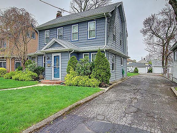 2nd image of 413 Mineola Blvd