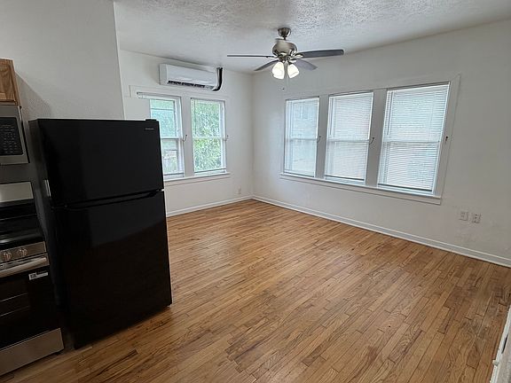5th image of 1026 W Hickory St