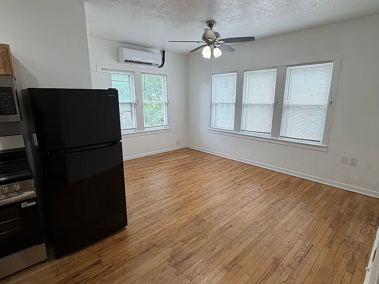1026 W Hickory St — Photo 5