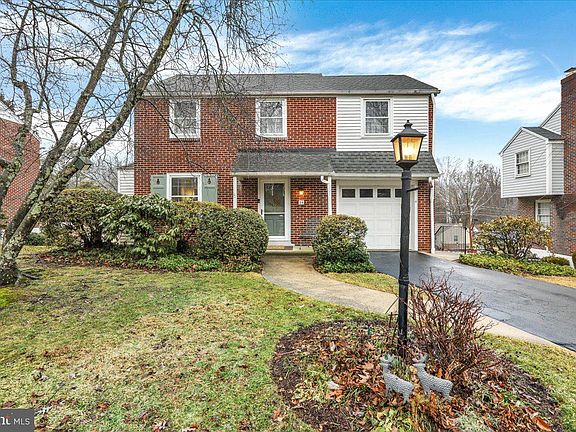 3rd image of 16 E 34th St