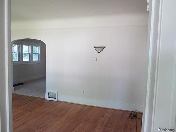 4th image of 2980 Seebaldt Ave