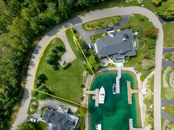 1211 Shores Dr, Petoskey, MI 49770
