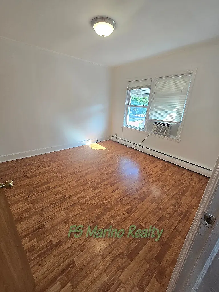 42-16 Ditmars Boulevard — Photo 2
