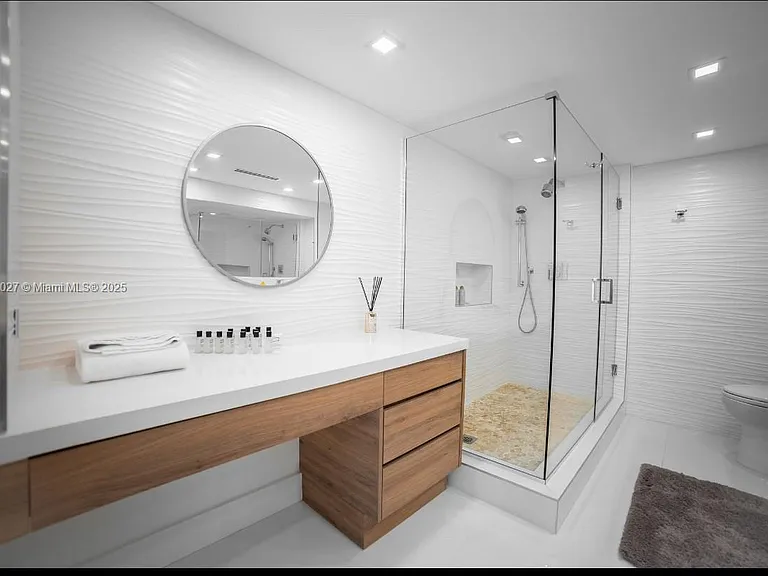 5600 Collins Ave #14K — Photo 12