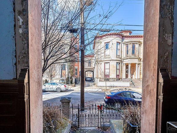 5th image of 833 Dayton St