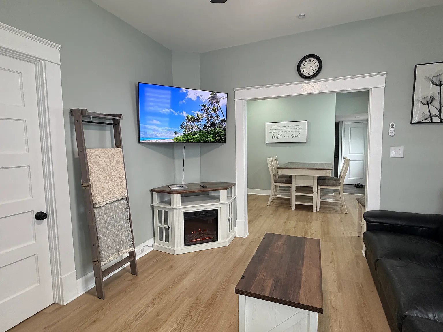 2 bed, 624 sqft, $3,200 — Photo 2