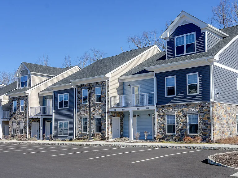 Clinton Woods Apartments — Photo 1