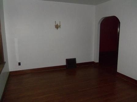 4th image of 718 N Van Buren Ave