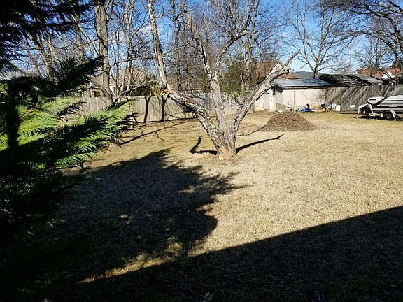 4th image of 1107 Elm Ave