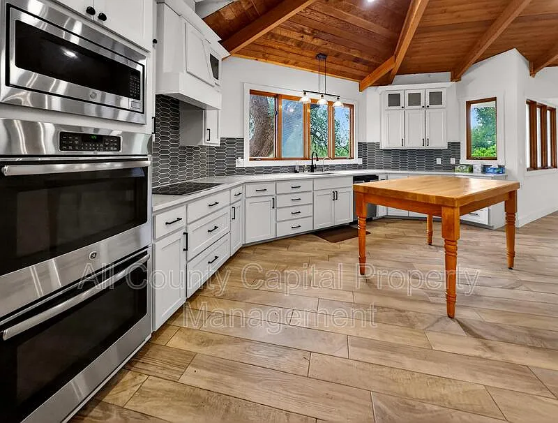 5 bed, 4.0 bath, 4372 sqft, $3,500 — Photo 3